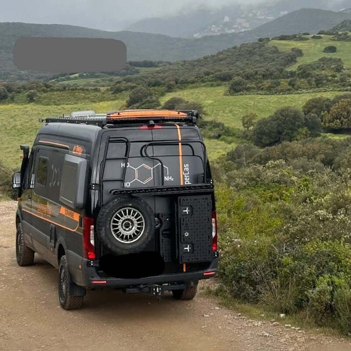 Koru Mercedes-Benz Sprinter 907 Supporto posteriore accessori con lamiera forata e finestra