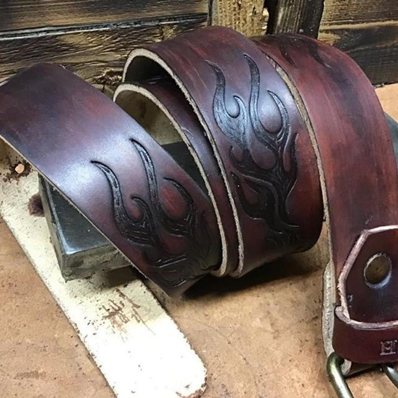 CINTURÓN LÍNEA "PACH" EN PIEL NATURAL CON LLAMADAS