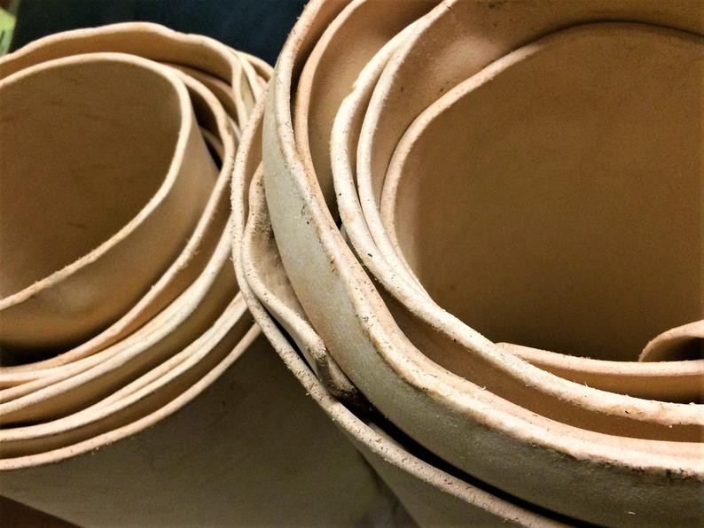 CINTURÓN LÍNEA "PACH" EN PIEL NATURAL CON LLAMADAS