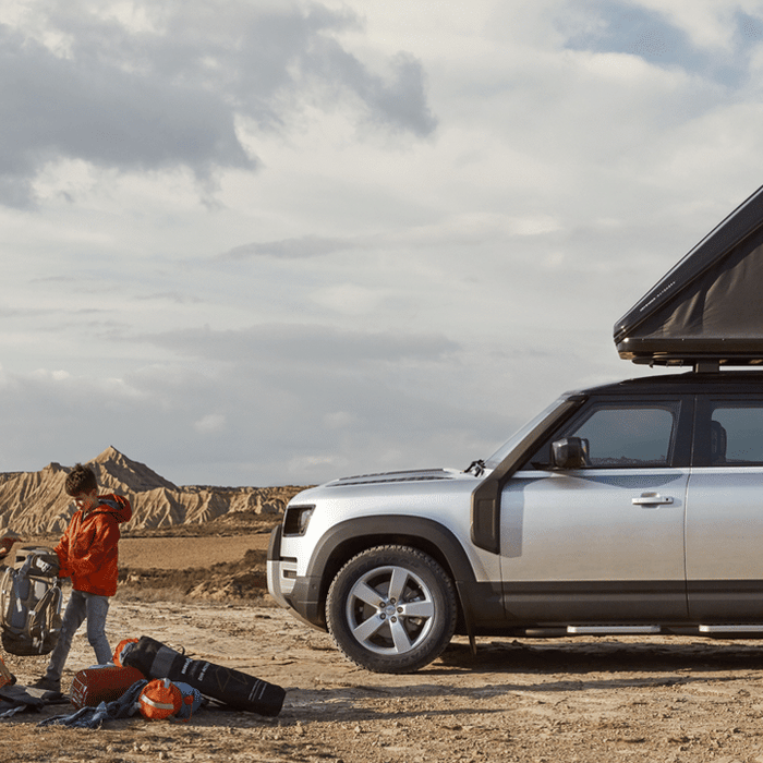 Fuoristrada con tenda da tetto Autohome Maggiolina aperta e campo