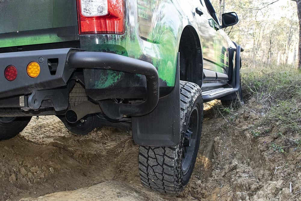 Pick-up con sospensioni EFS in piena articolazione su pista sterrata