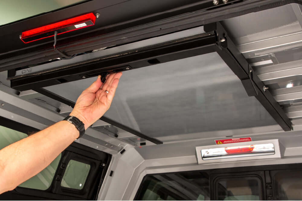 Tavolo camping integrato hardtop RSI SmartCap, con meccanismo di apertura del tavolo Stow Away.