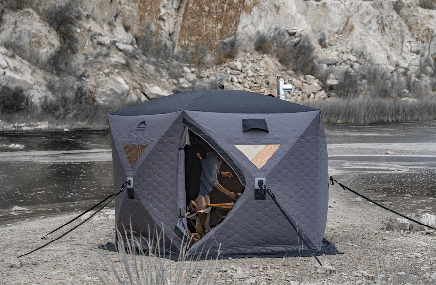 Rifugio da campeggio Wild Land Shelter Hub montato in riva al lago