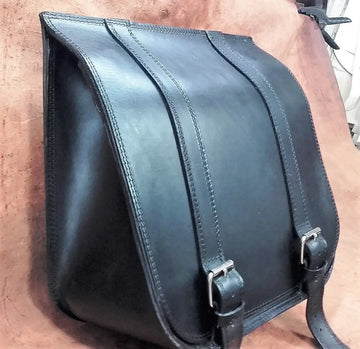 Borsa laterale Pach Max in cuoio 4 mm con schienale in acciaio, nera