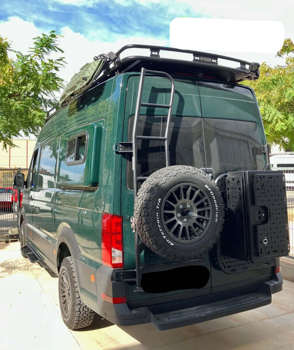 Koru Mercedes-Benz Sprinter 907 Supporto posteriore accessori con lamiera forata e finestra