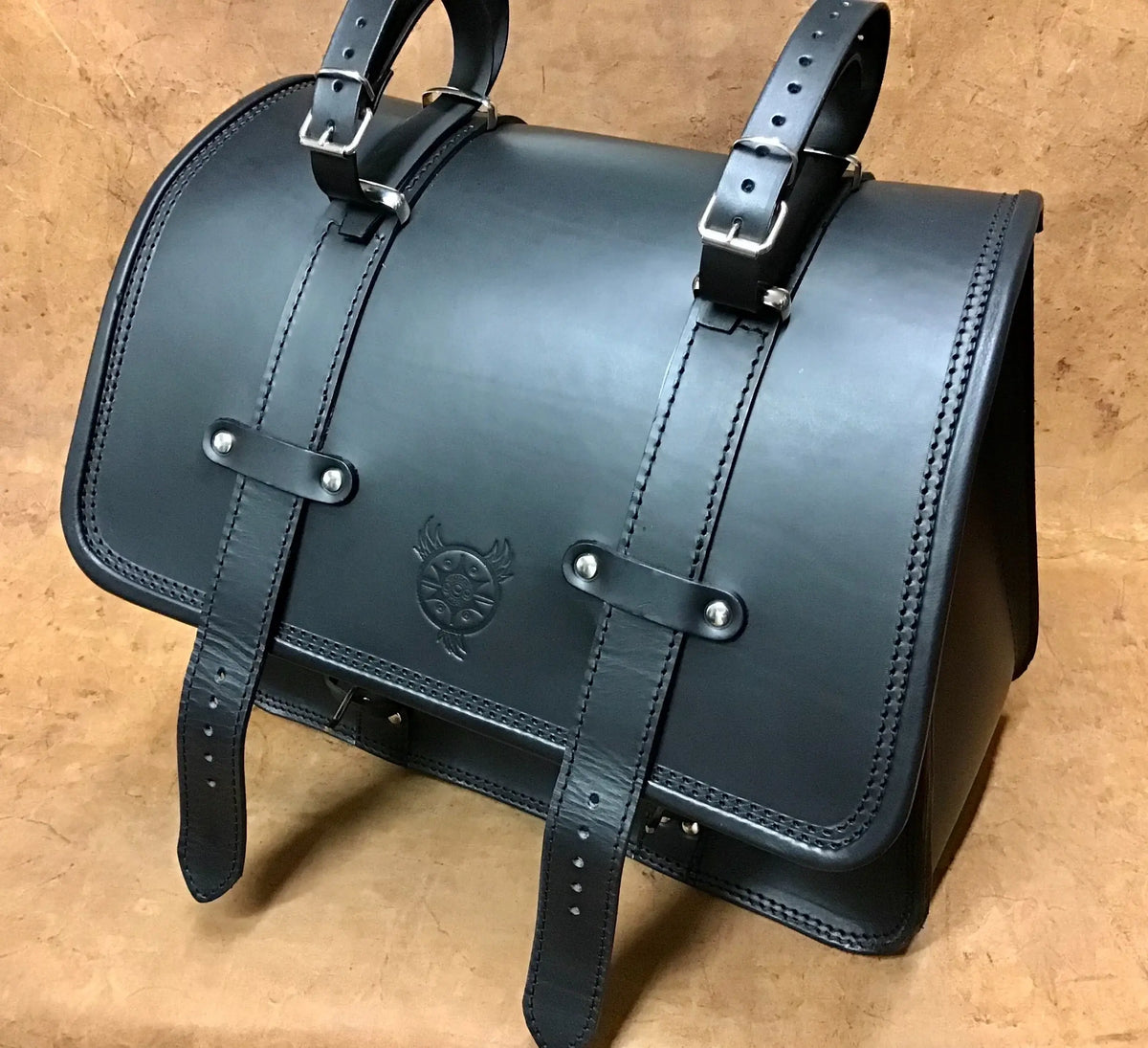 Borsa lateale moto custom SOFTAIL, Custom leather bag, cuoio toscano 4 mm.-Marrone anticato – immagine 5
