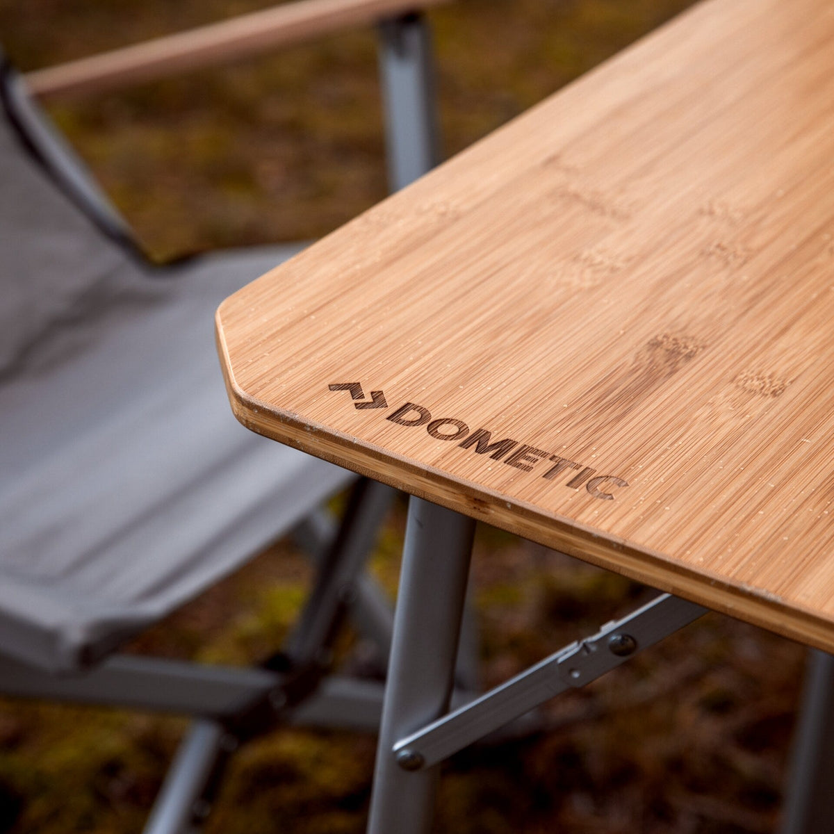 Angolo del piano in bambù del Dometic GO Compact Camp Table con logo Dometic