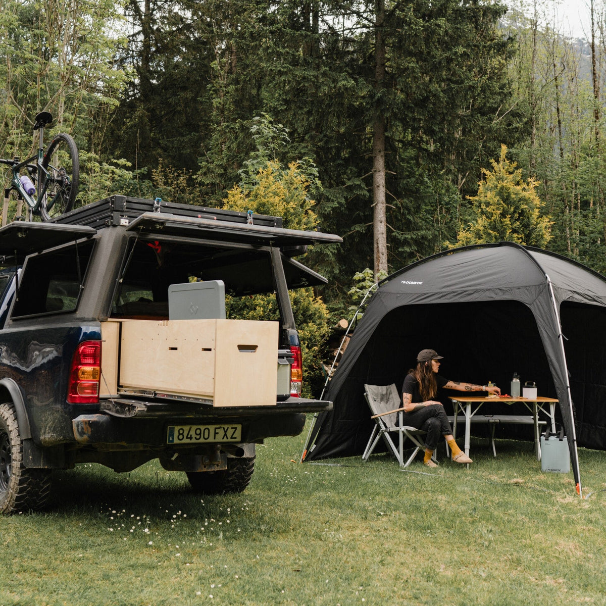 Dometic GO Compact Camp Shelter montato dietro un pick-up in campeggio