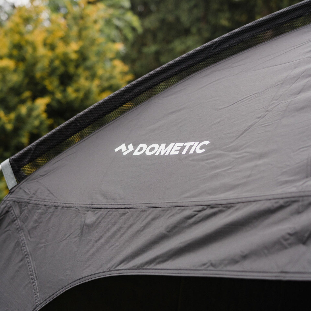 Dettaglio del telo con logo Dometic
