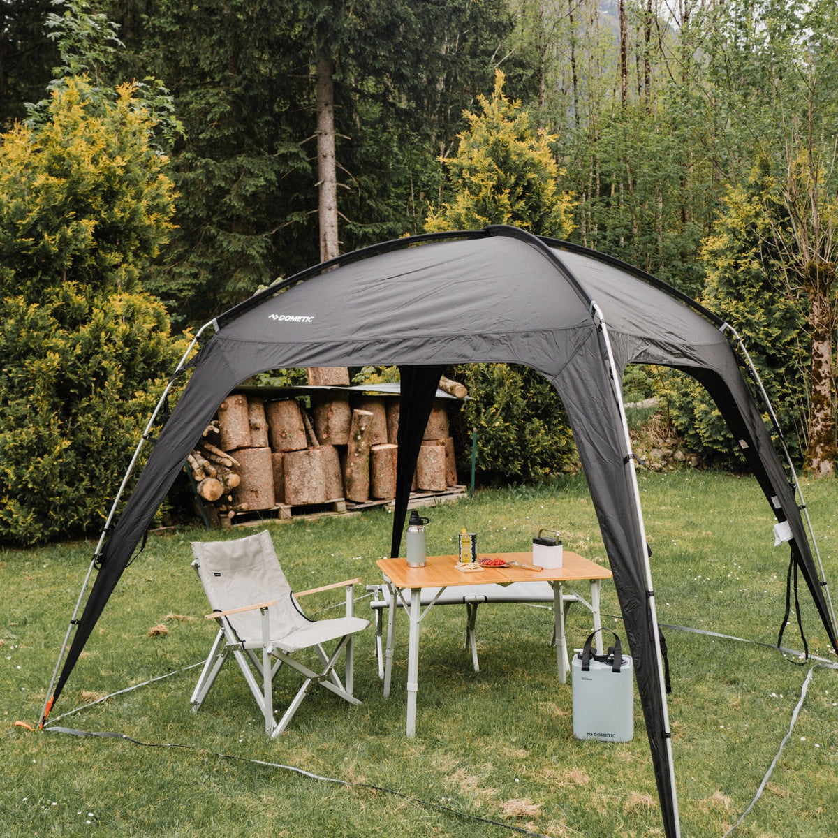 Dometic GO Compact Camp Shelter in giardino con tavolo e sedie