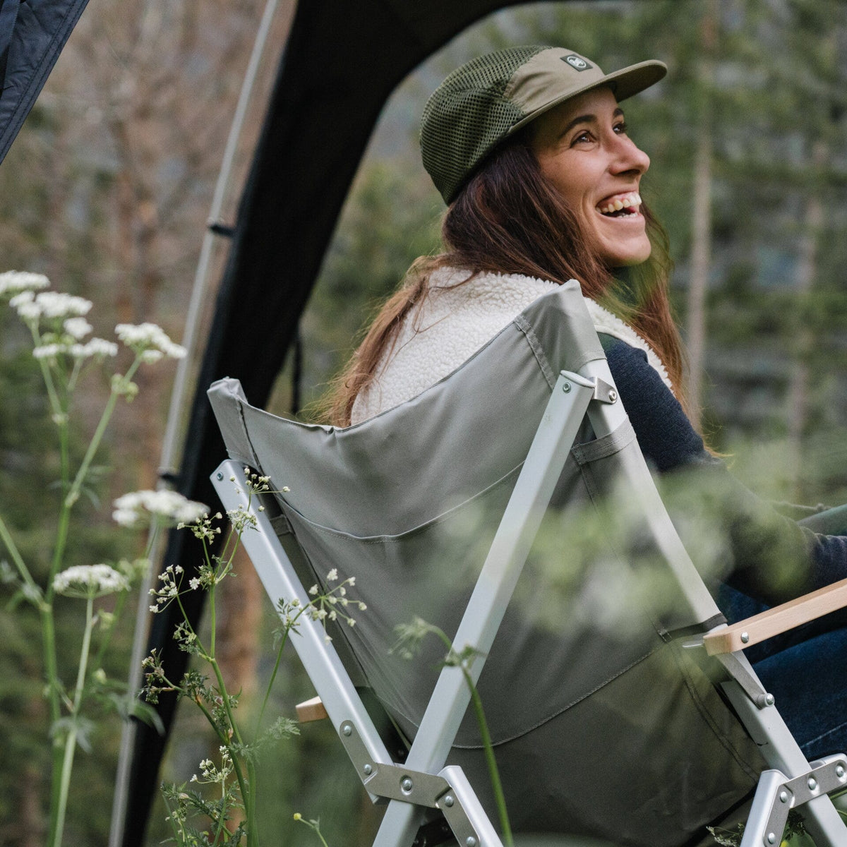 Dometic GO Compact Camp Chair Limo in uso, vista dello schienale
