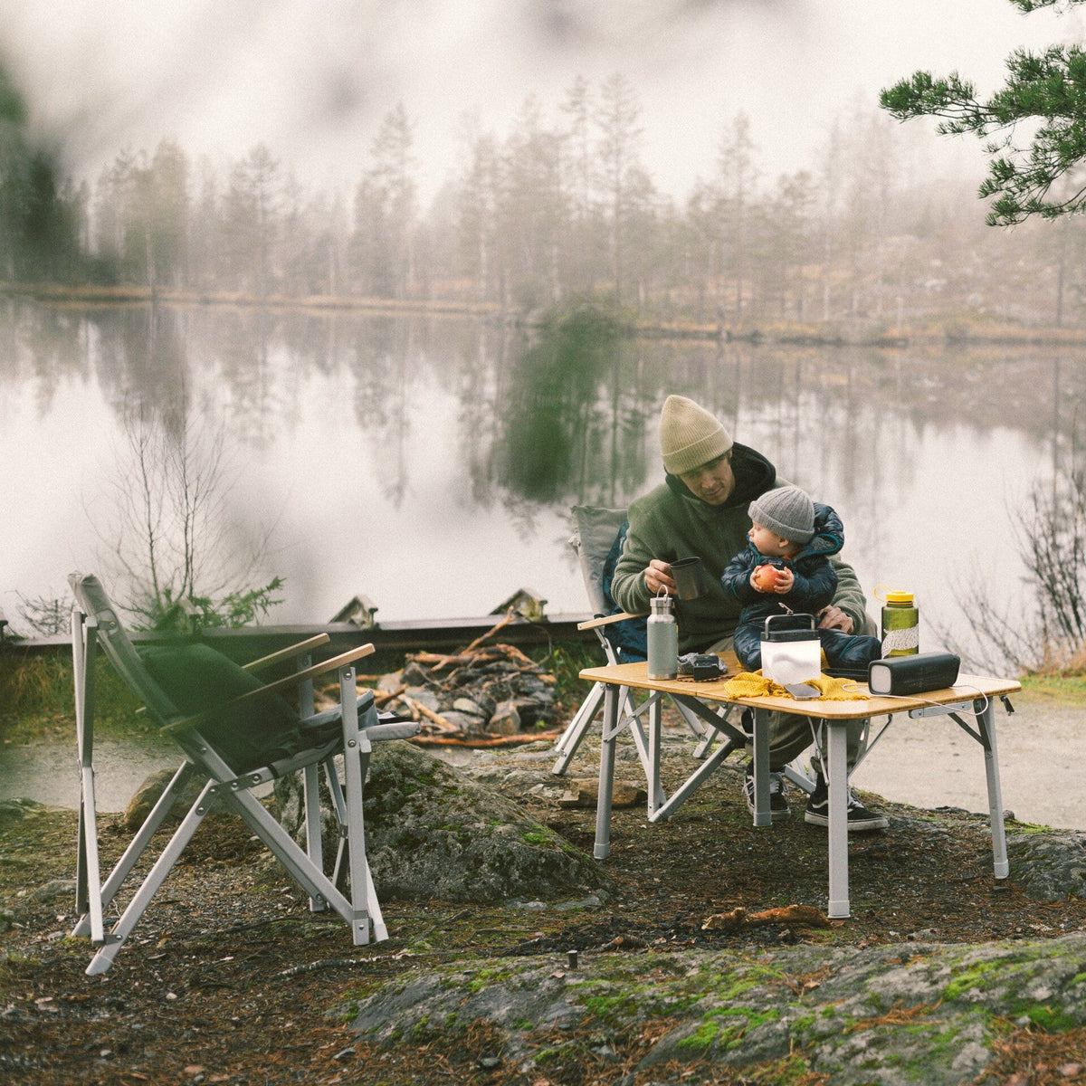 Dometic GO Compact Camp Table in riva a un lago con le sedie GO Compact Camp Chair
