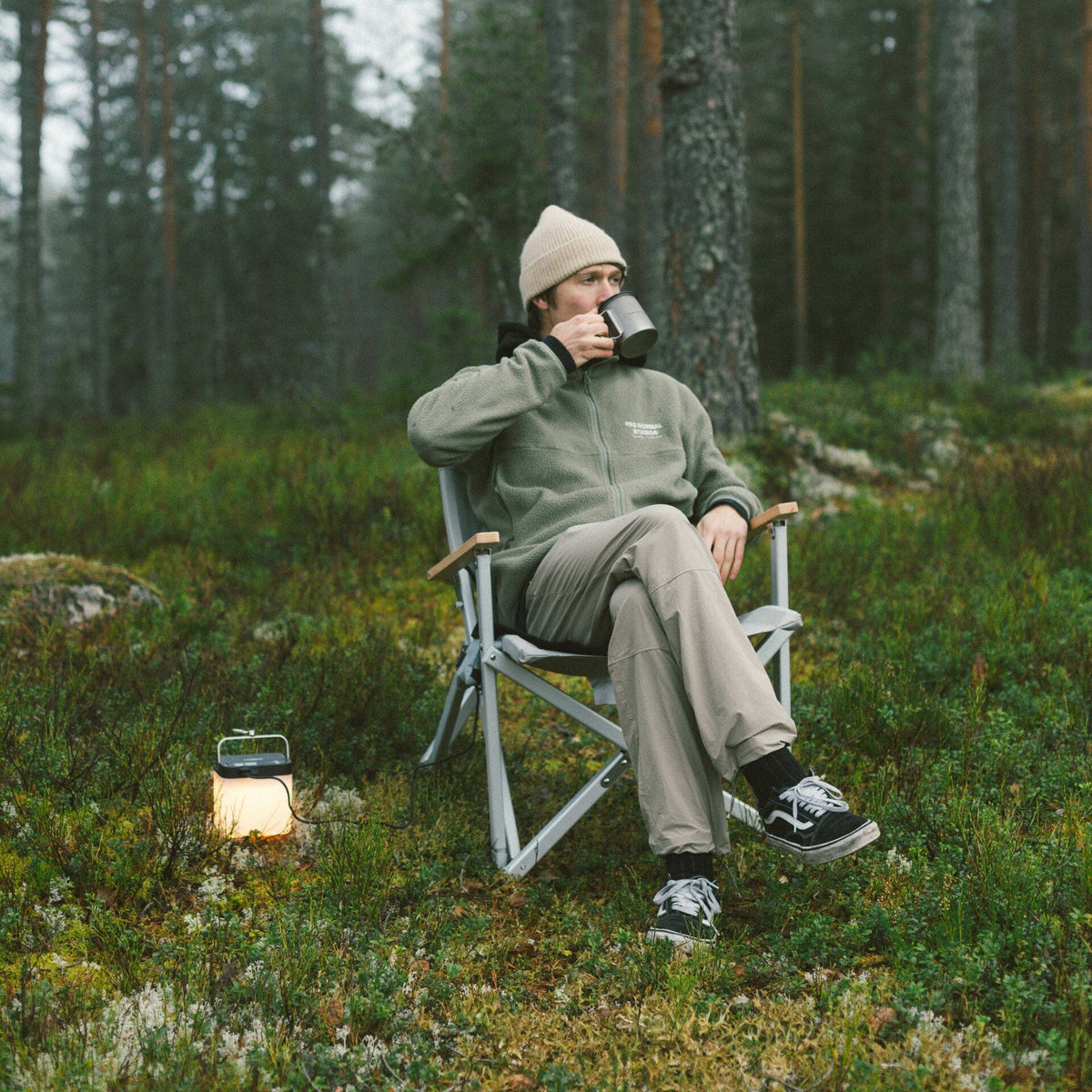 Dometic GO Compact Camp Chair Limo nel bosco con una lanterna
