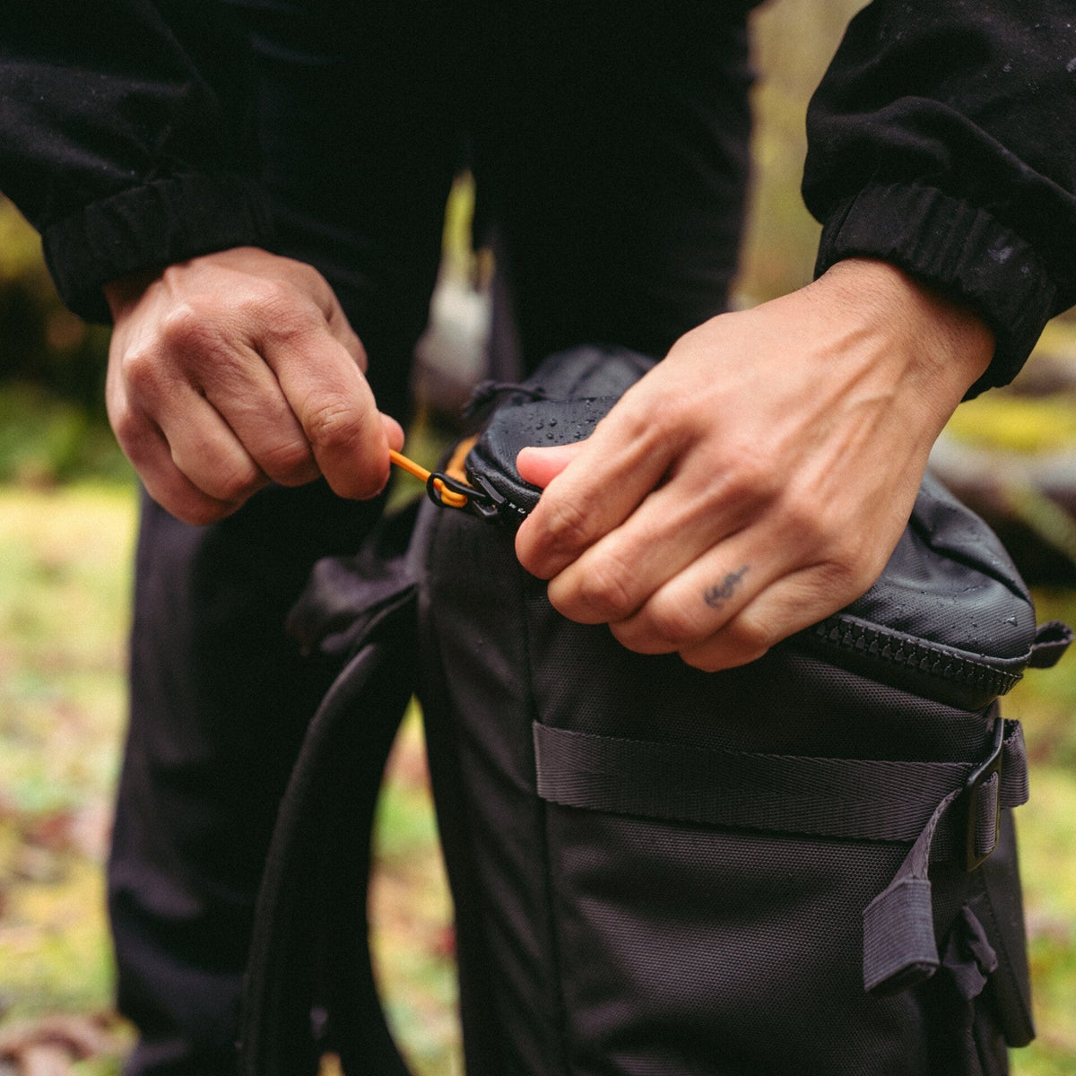 Dometic Unrestricted Backpack in uso all’aperto, foto ufficiale Dometic 1