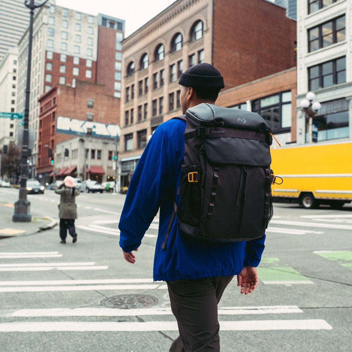 Dometic Unrestricted Backpack in uso all’aperto, foto ufficiale Dometic 2