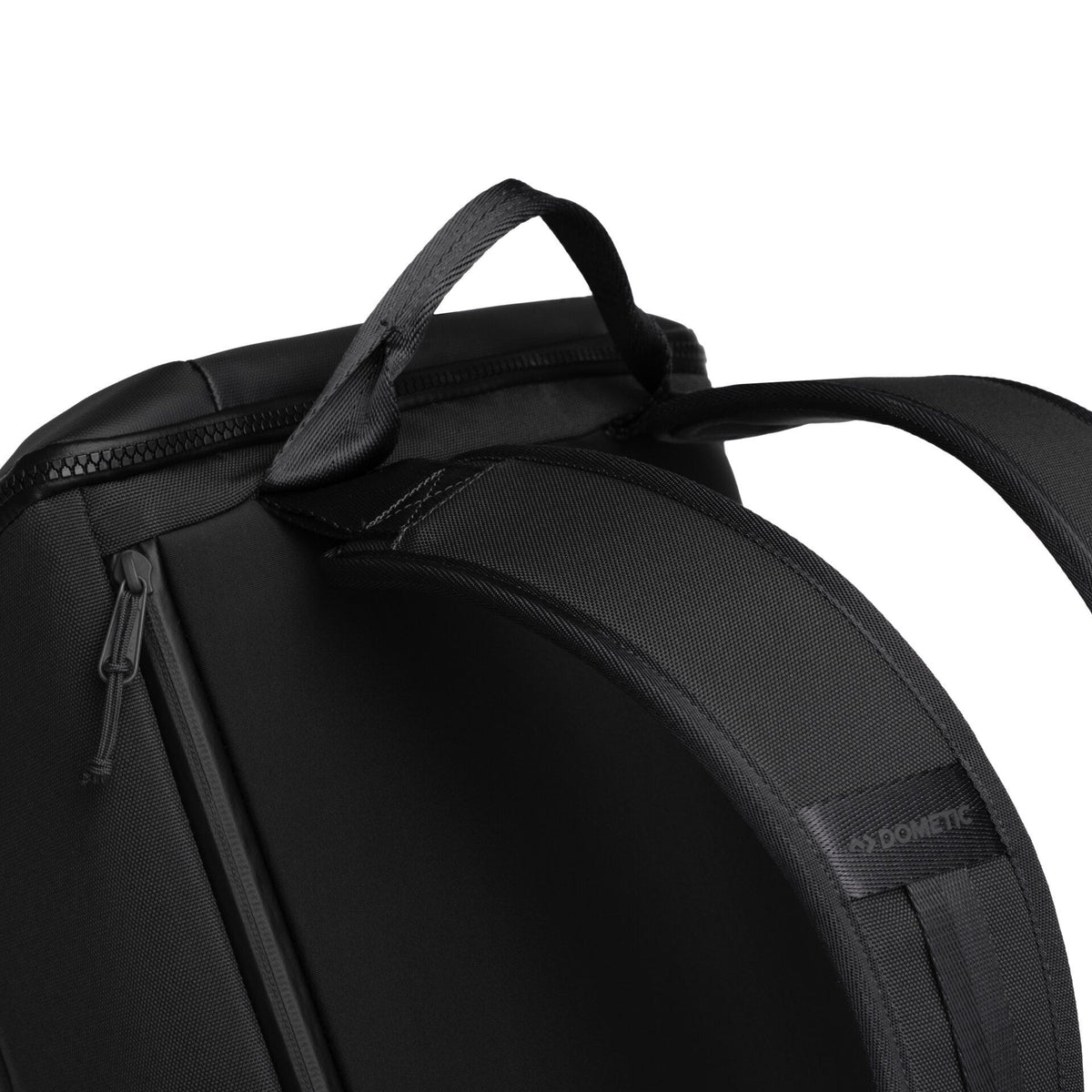Dometic Unrestricted Backpack Small in uso all’aperto, foto ufficiale Dometic 3