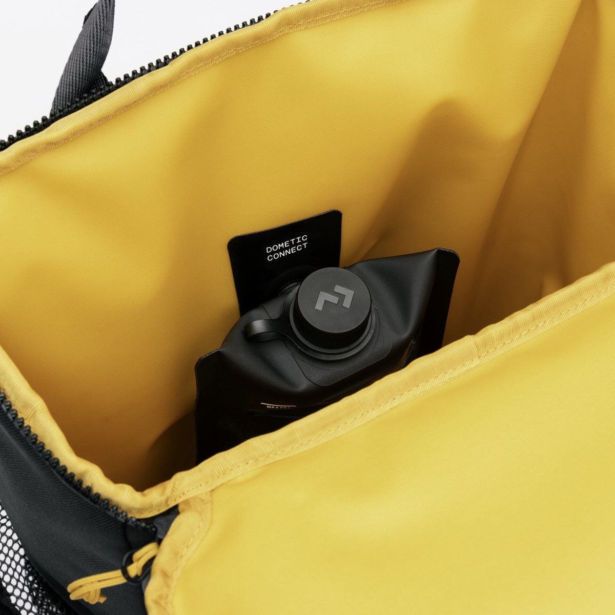 Dometic Unrestricted Backpack Small in uso all’aperto, foto ufficiale Dometic 2