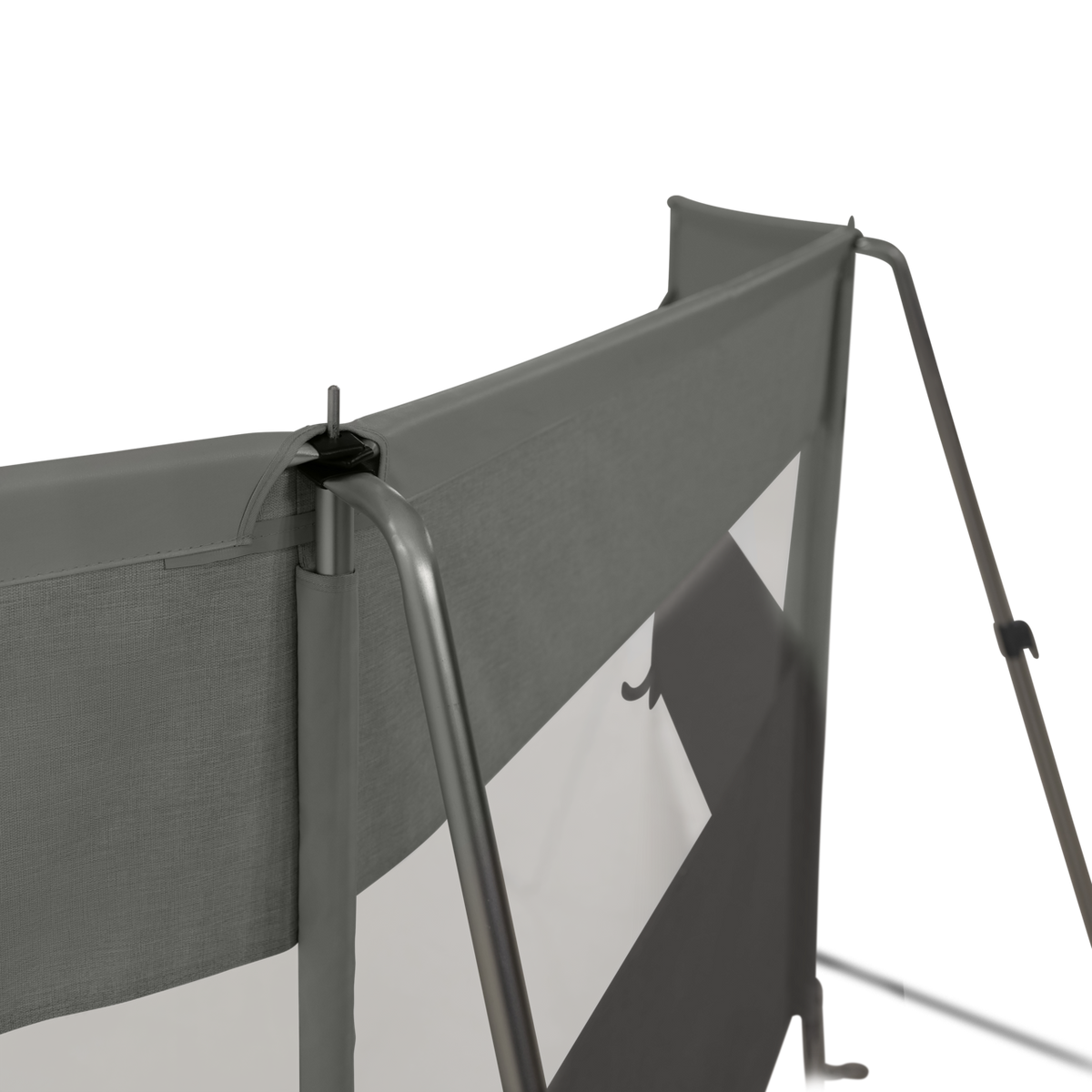 Aggancio del palo orizzontale nel manicotto superiore del frangivento Dometic Poled Break Rest