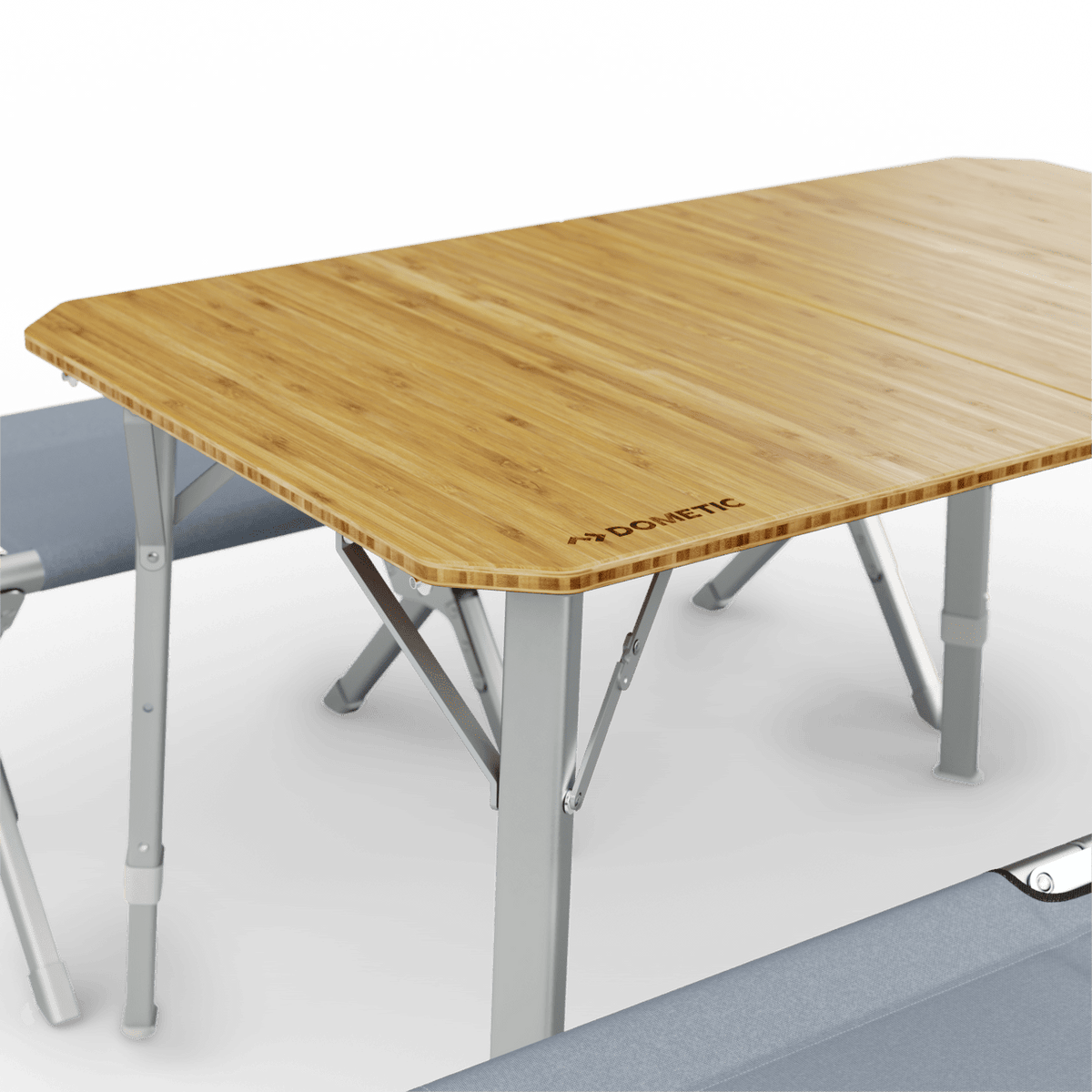 Gambe del Dometic GO Compact Camp Table fissate agli angoli del piano