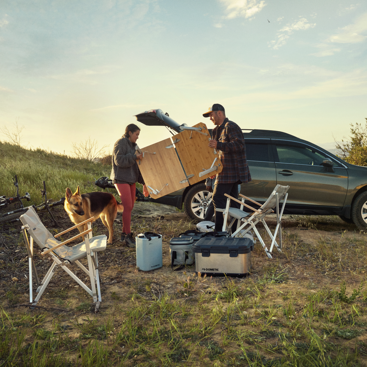 Dometic GO Compact Camp Table caricato nel bagagliaio di un’auto in campeggio