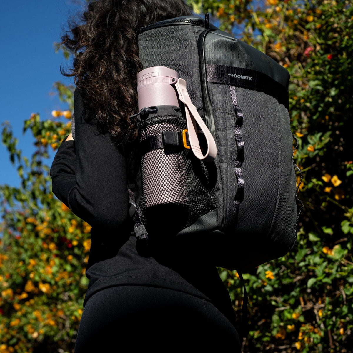 Dometic Unrestricted Backpack Small in uso all’aperto, foto ufficiale Dometic 1