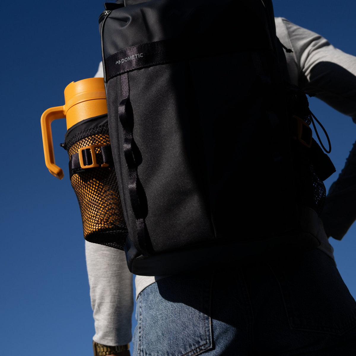 Dometic Unrestricted Backpack Small in uso all’aperto, foto ufficiale Dometic 5