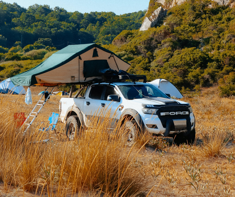 Ford Ranger con tenda da tetto in campeggio