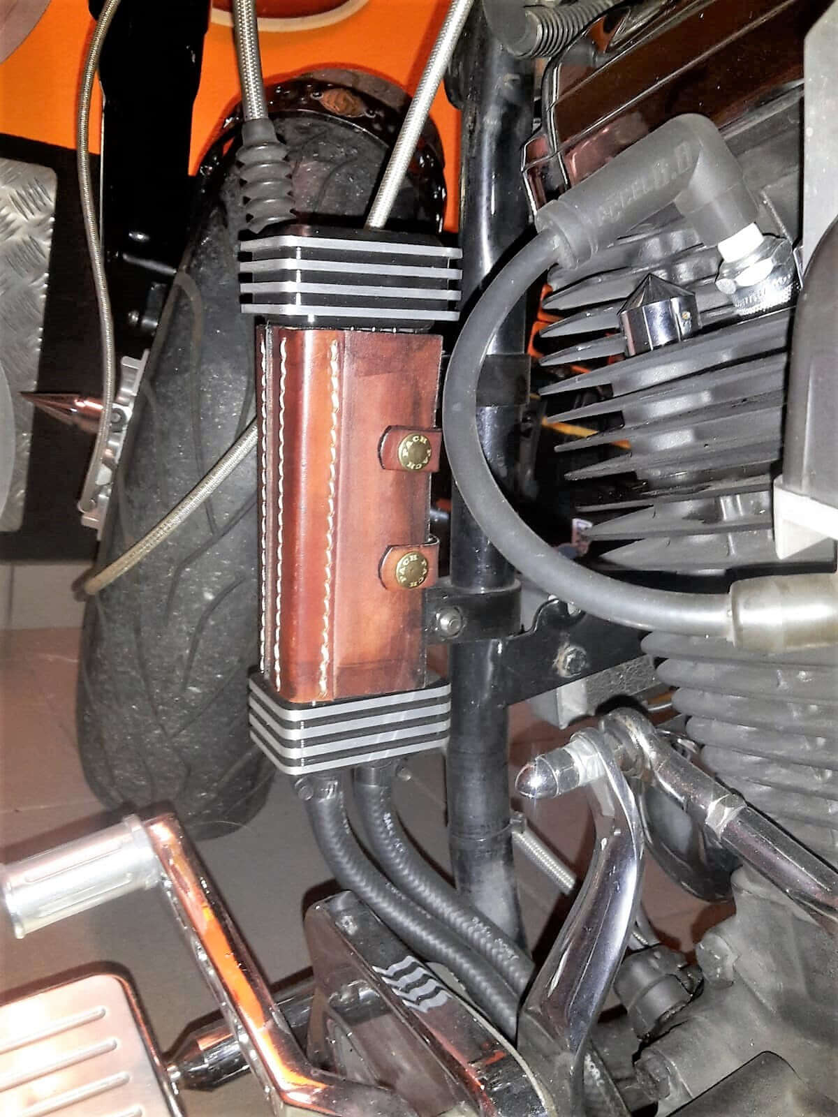 Copri radiatore per moto custom Harley, custom motorcycle radiator cover-MARRONE ANTICATO – immagine 2