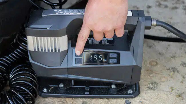 Compressore portatile T-MAX Storm Pump 190 l/min 12V con preimpostazione digitale – immagine 7