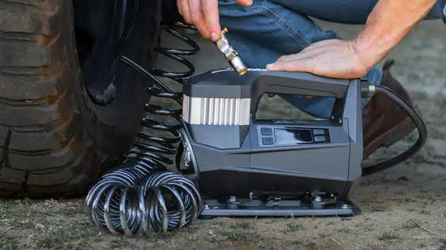 Compressore portatile T-MAX Storm Pump 190 l/min 12V con preimpostazione digitale – immagine 8