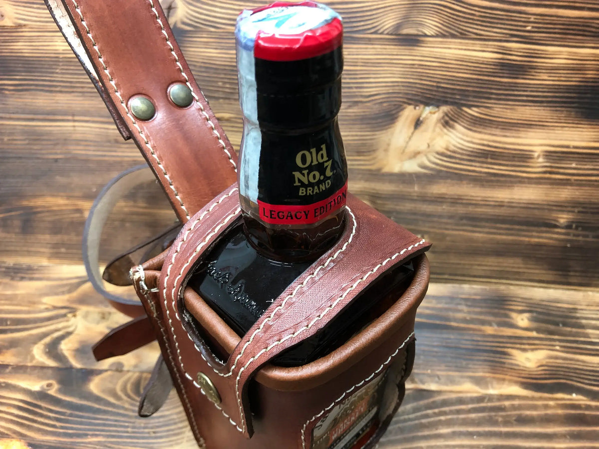 Porta bottiglia in cuoio per Jack Daniel’s, marrone anticato e nero, fatto a mano.-MARRONE ANTICATO – immagine 3