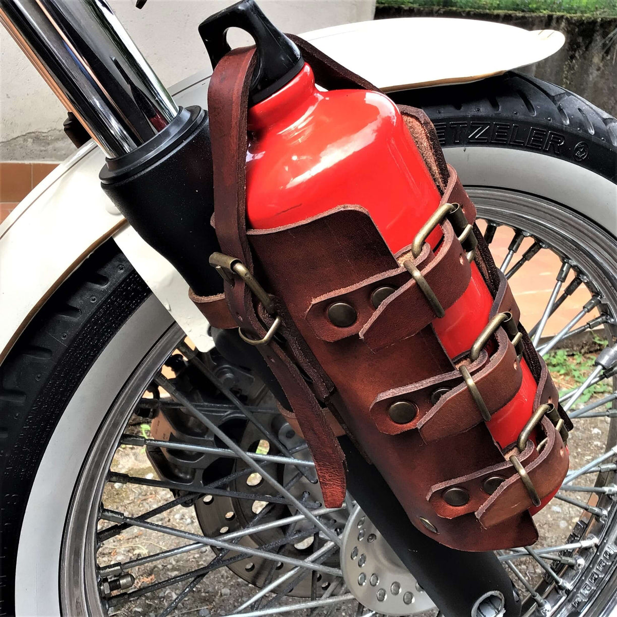 Porta borraccia per benzina 1L., petrol bottle holder, in cuoio 4 mm.- NERO – immagine 4