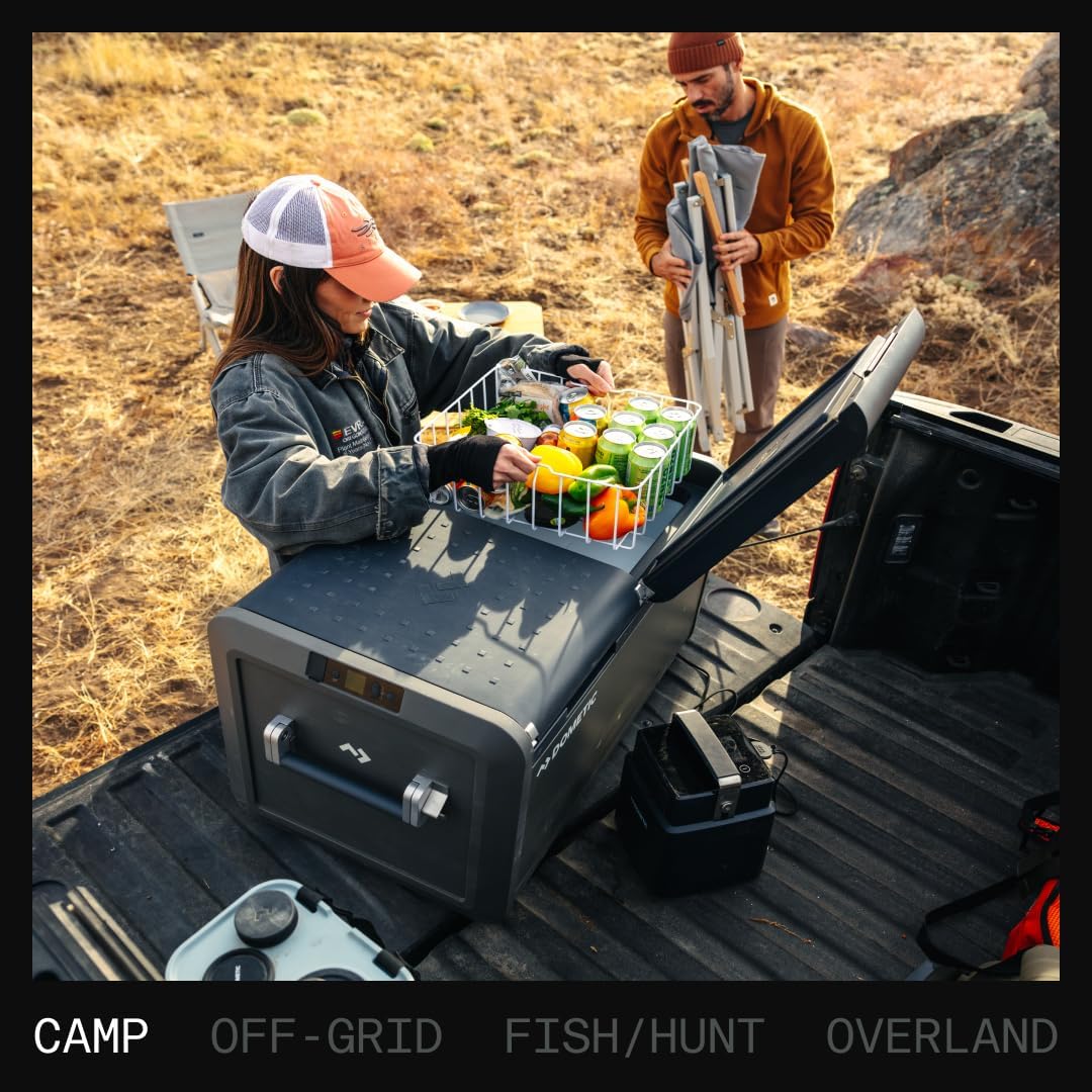 Frigorifero Dometic CFX5 aperto nel cassone di un pick-up