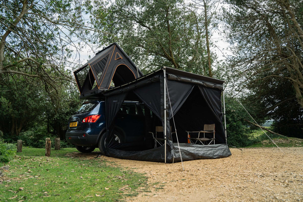 Tentbox Tendalino laterale alto fino a 2.3m montato su un'auto in un ambiente naturale.