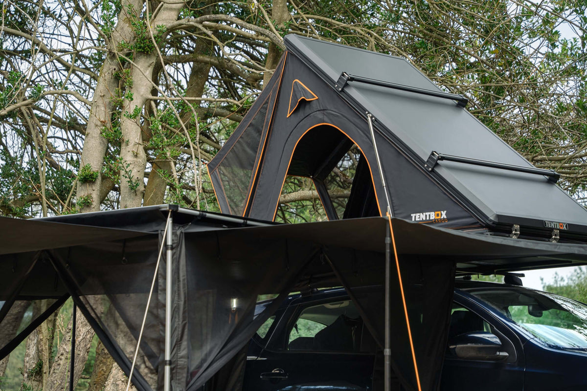 tendalino laterale tenda Tentbox montato su veicolo sotto alberi