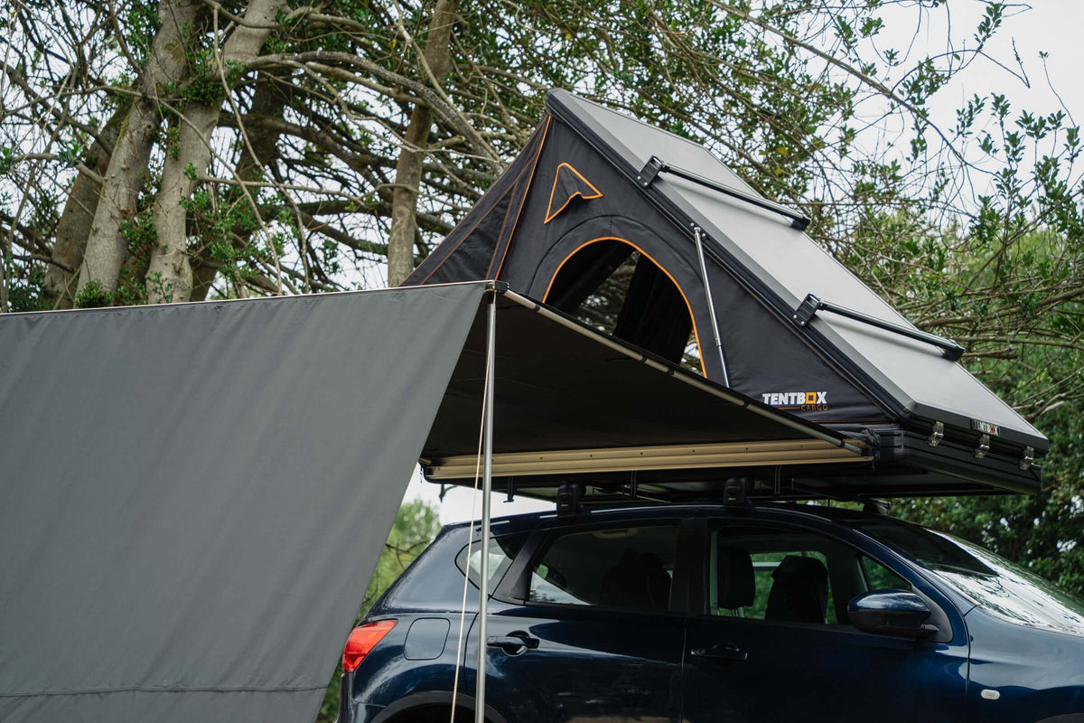 Tentbox con parete laterale tenda 1.7 m montata su auto per protezione da sole e vento.