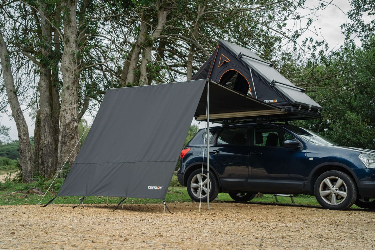 Parete laterale tenda 1.7 m montata su un'automobile di colore blu in un'area verde.