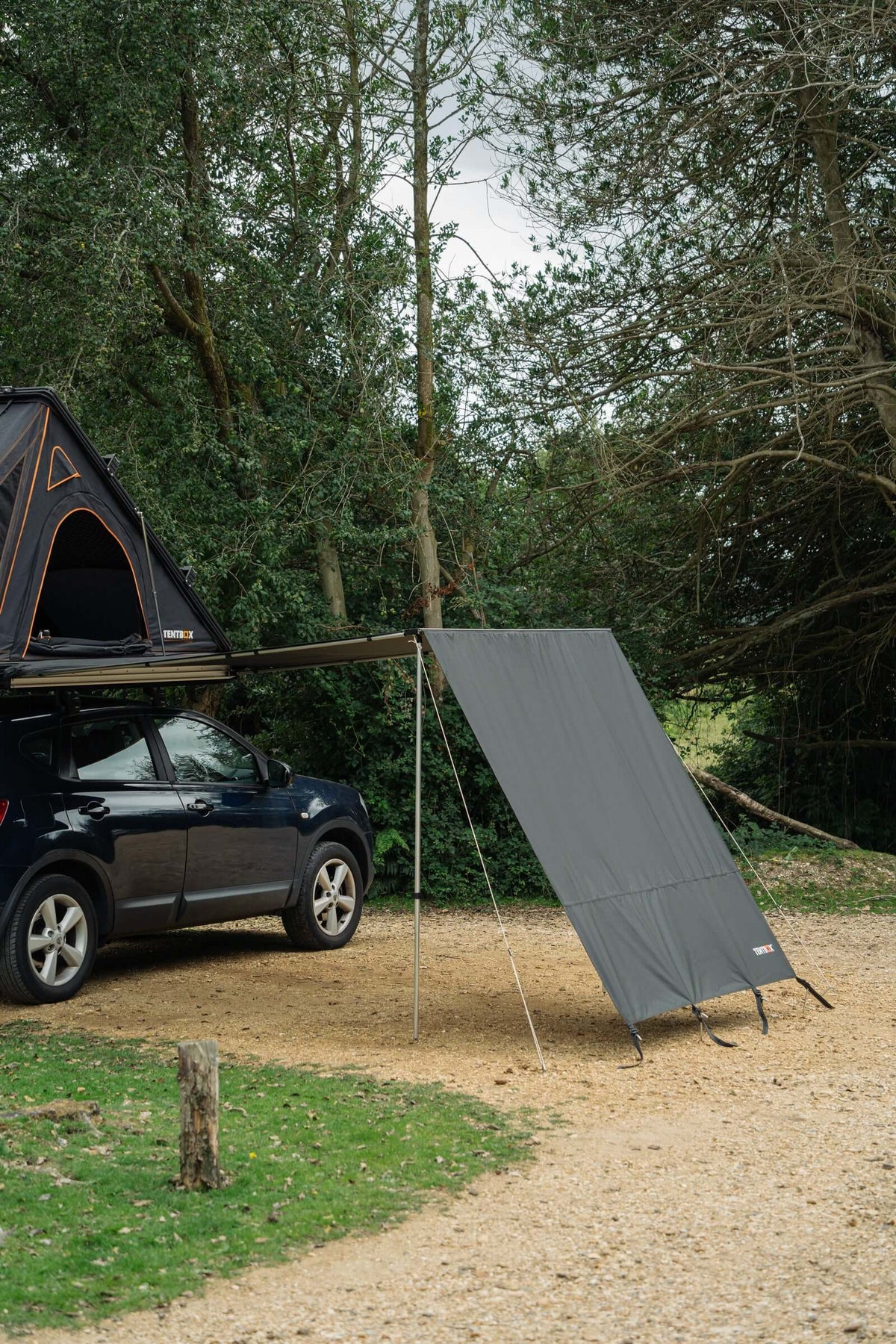 Parete laterale tenda 1.7 m installata accanto a un'auto in un'area verde.