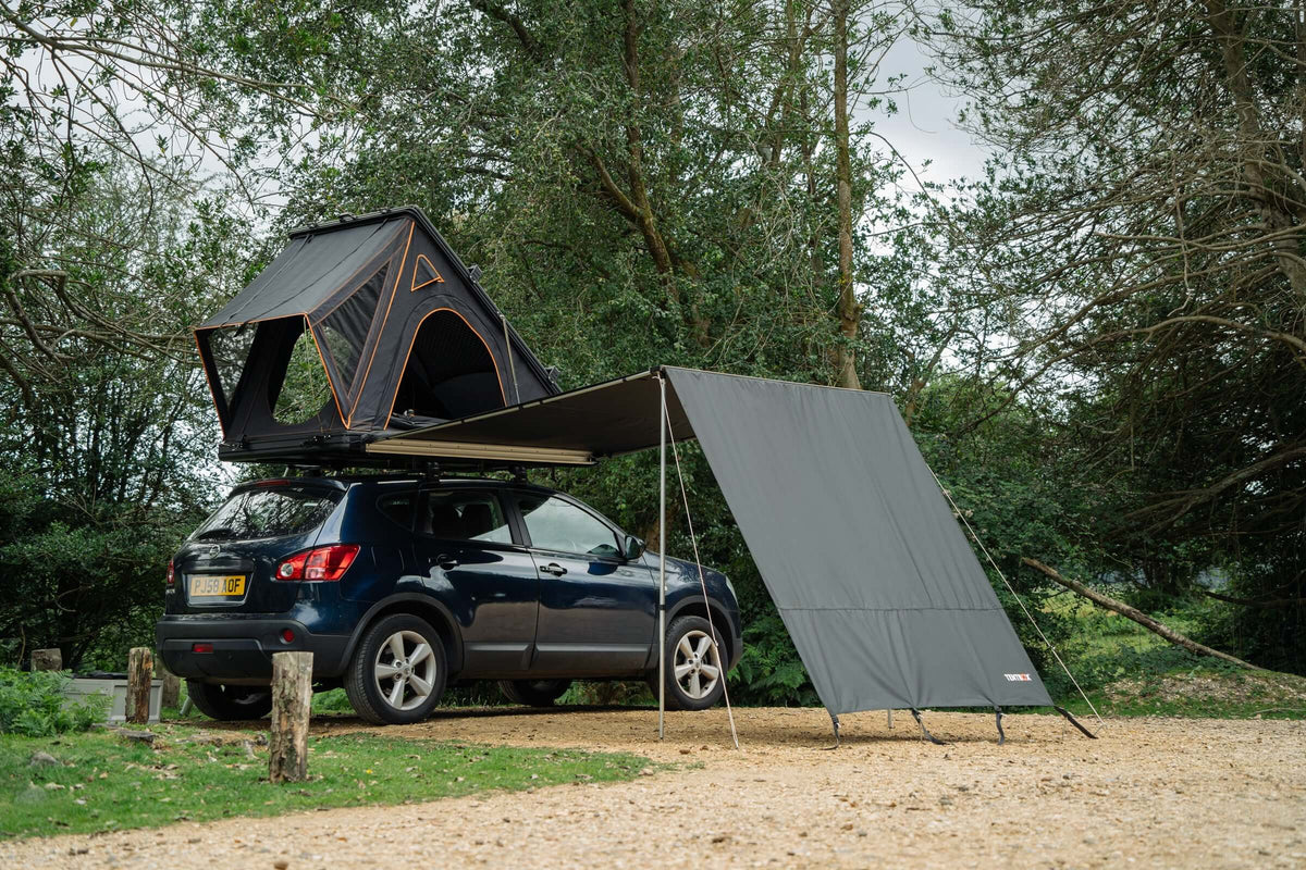 Parete laterale tenda 1.7 m montata su un'auto con tenda da tetto in un ambiente naturale.