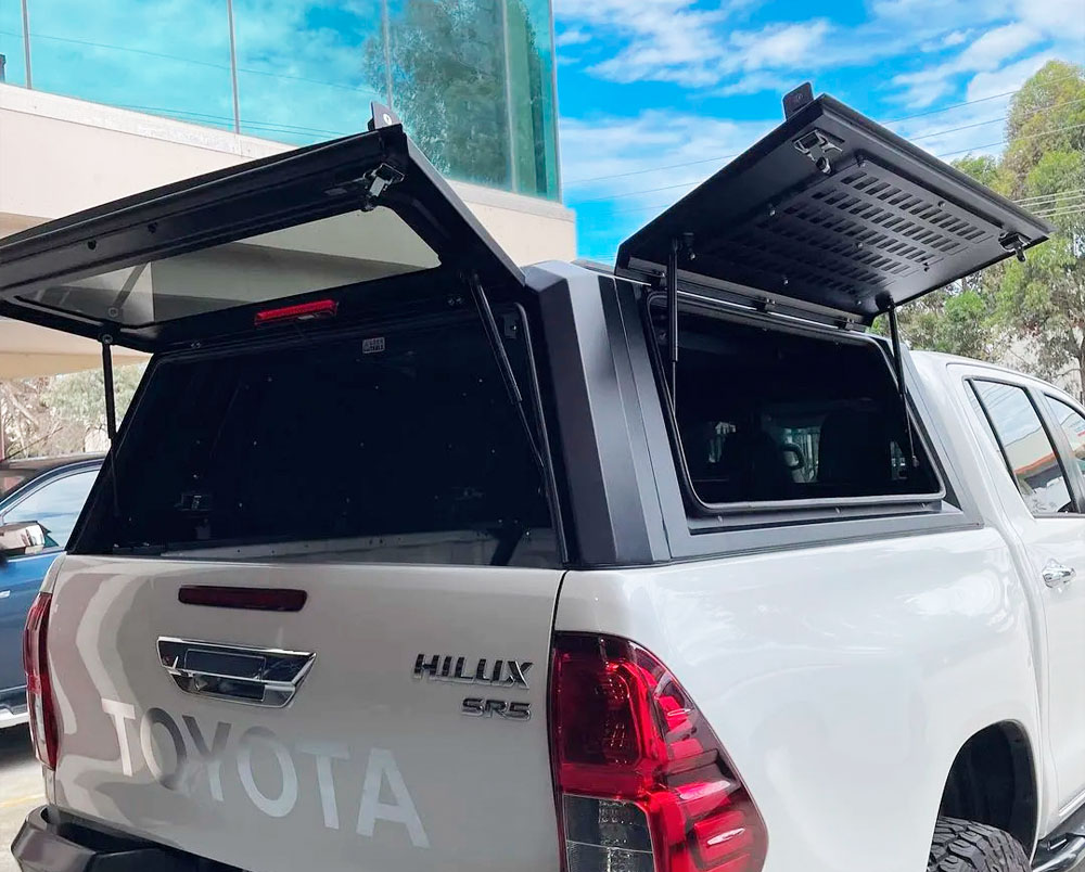 Toyota Hilux bianco con hard top RSI SmartCap e portelli laterali aperti