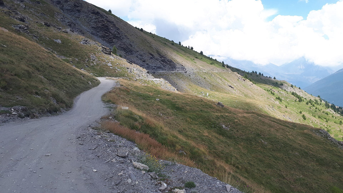 Strada sterrata dell'Assietta sul crinale