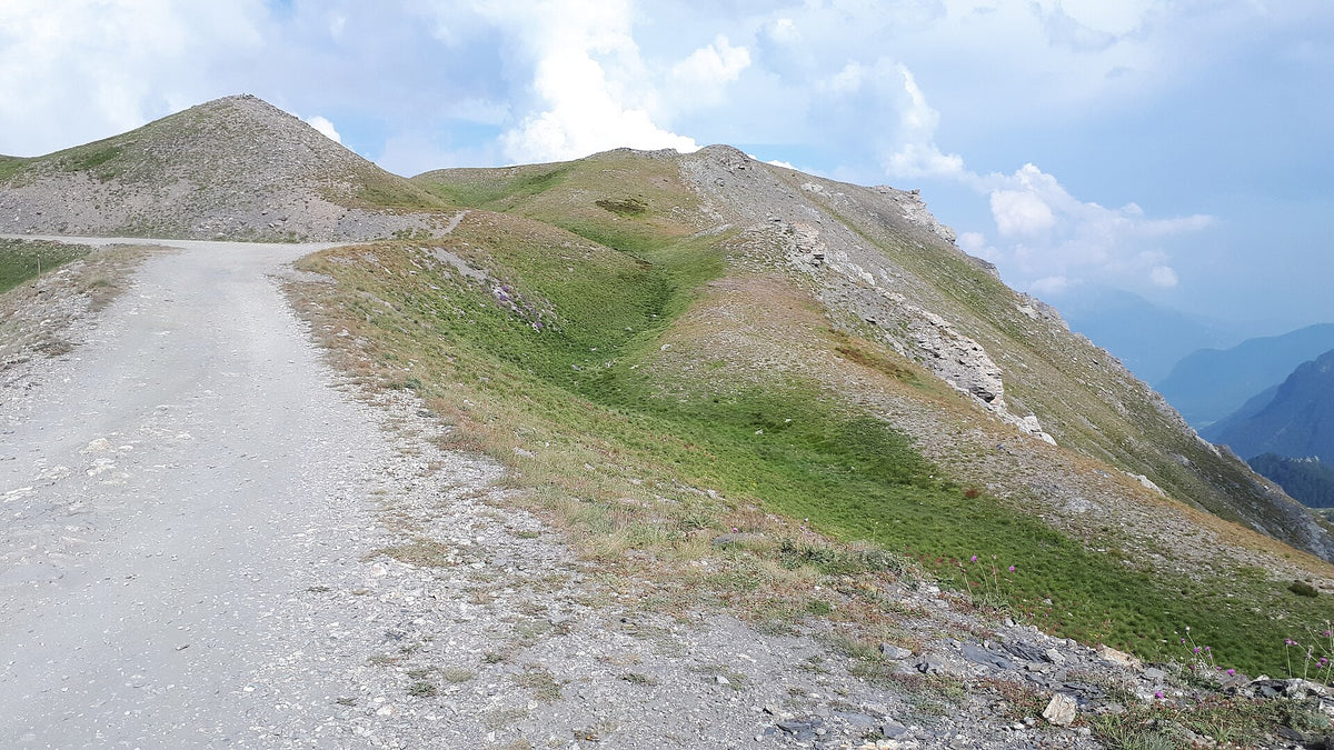 Fondo bianco della SP173 dell'Assietta in quota