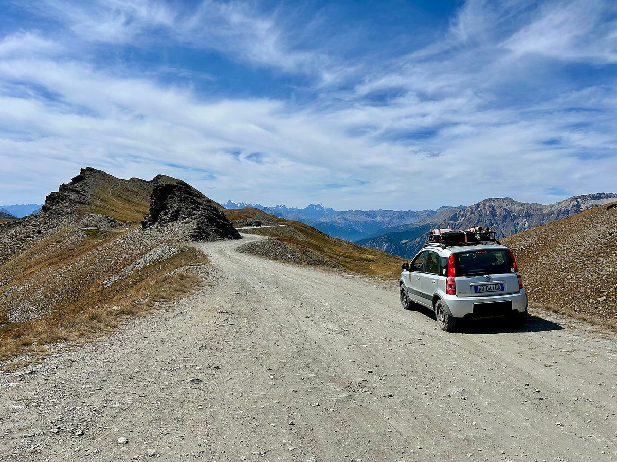 Auto sulla strada militare dell'Assietta, sterrato largo in cresta