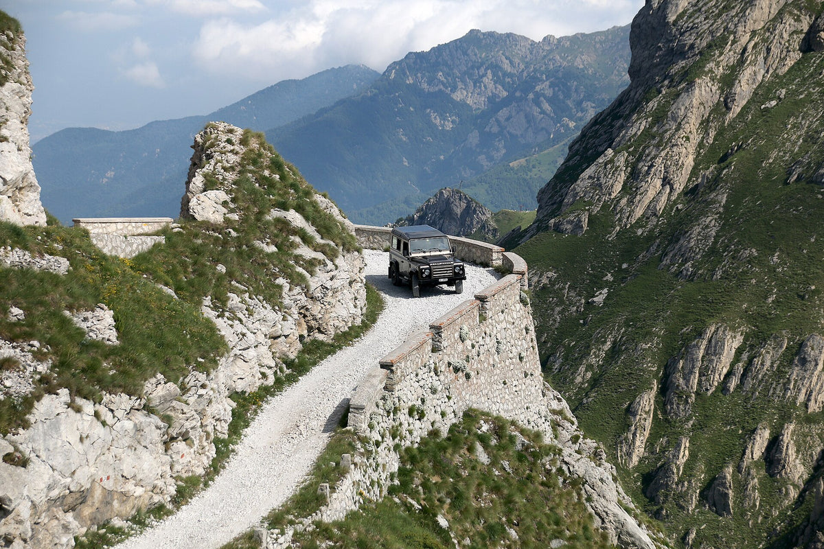 Fuoristrada in un passaggio scavato nella roccia sull'Alta Via del Sale, tra Piemonte e Francia