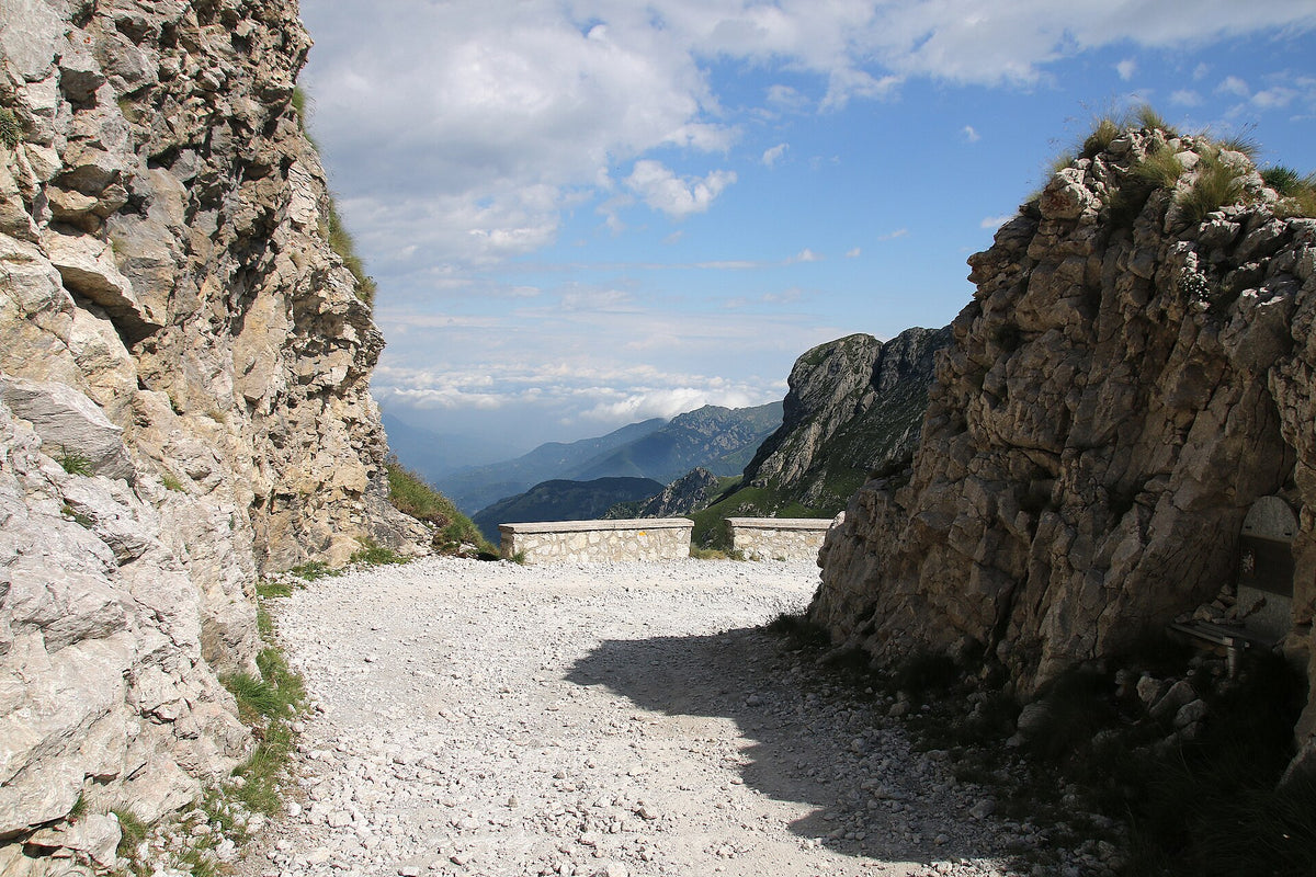Passaggio nella roccia lungo l'Alta Via del Sale