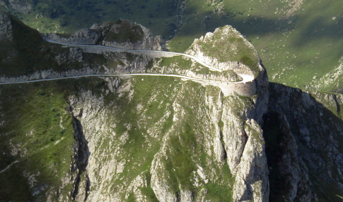 Tornante della Boaria scavato nella roccia sull'Alta Via del Sale