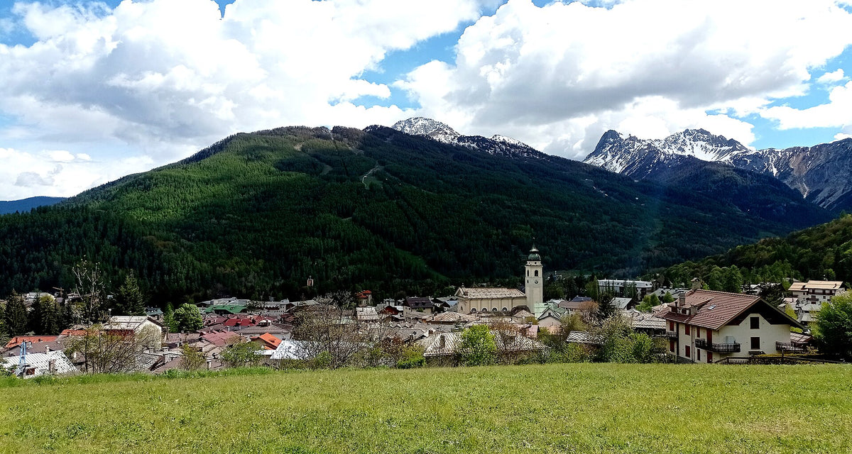 Panorama di Bardonecchia nella conca tra le montagne