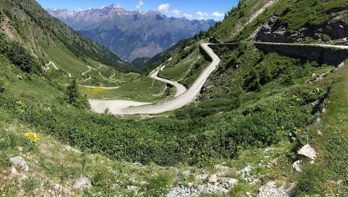 Tornanti sterrati del Colle delle Finestre