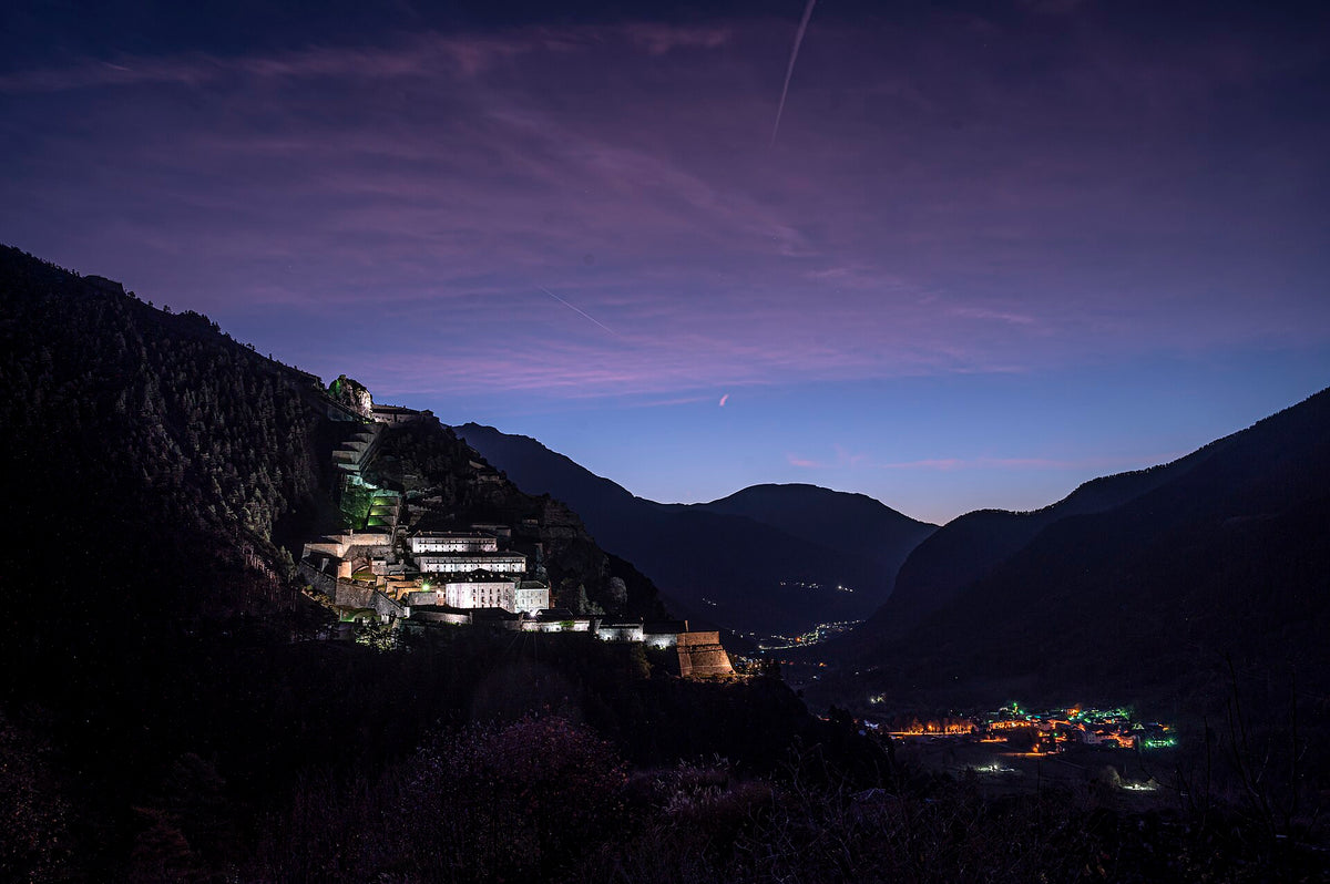 Forte di Fenestrelle illuminato di sera sul fianco della montagna