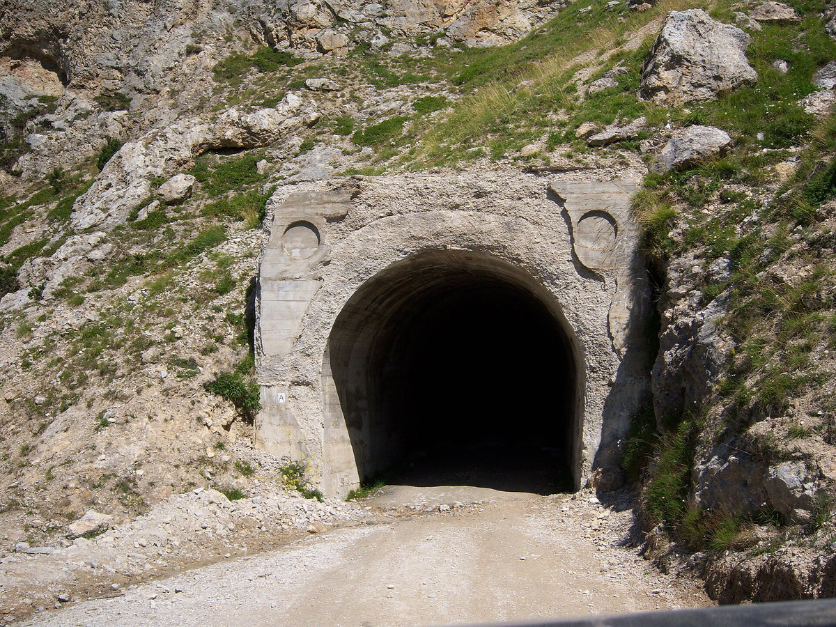 Imbocco sud della Galleria dei Saraceni sulla strada militare del Jafferau